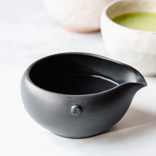 Laden Sie das Bild in den Galerie-Viewer, Matchaschale mit Ausguss Chawan Heiwa Handmade